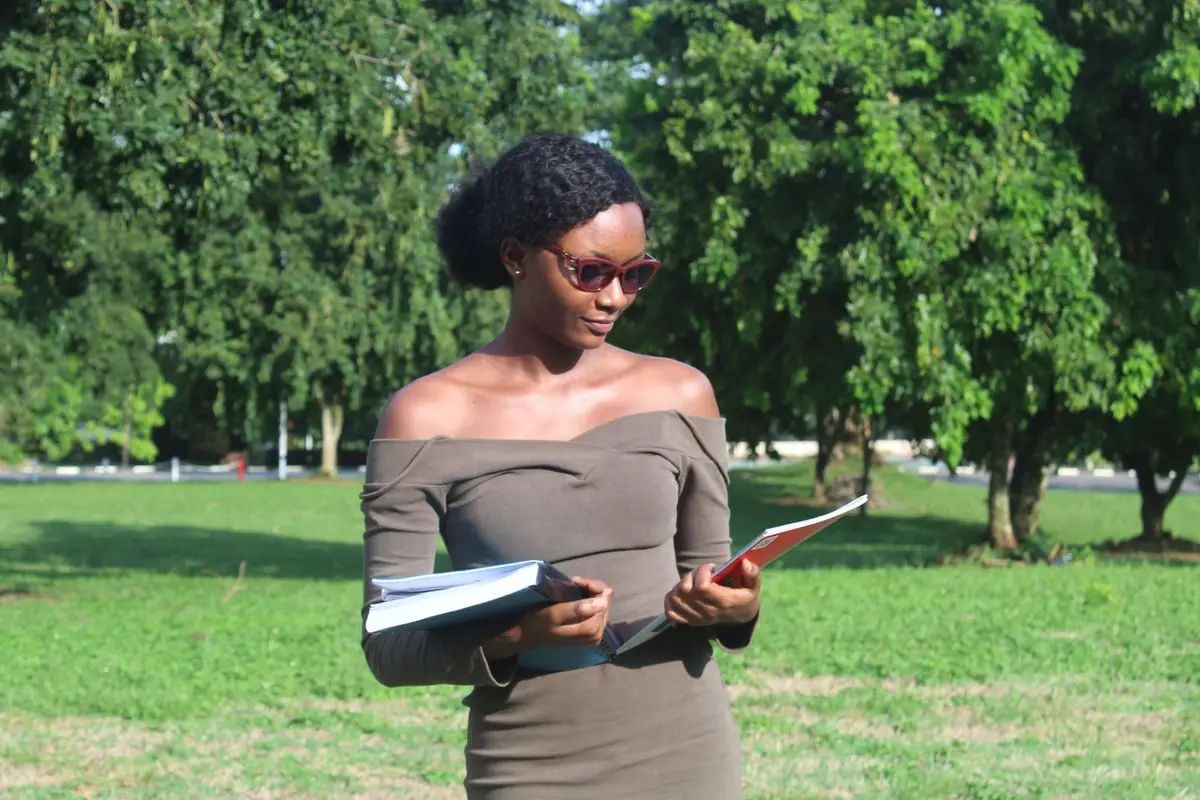 Une étudiante lit ses notes en plein air.